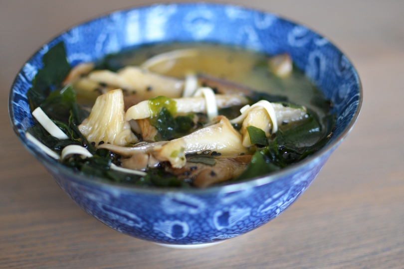 Snelle miso soep met oesterzwammen, zeewier en gember - Pretty Good Cooking